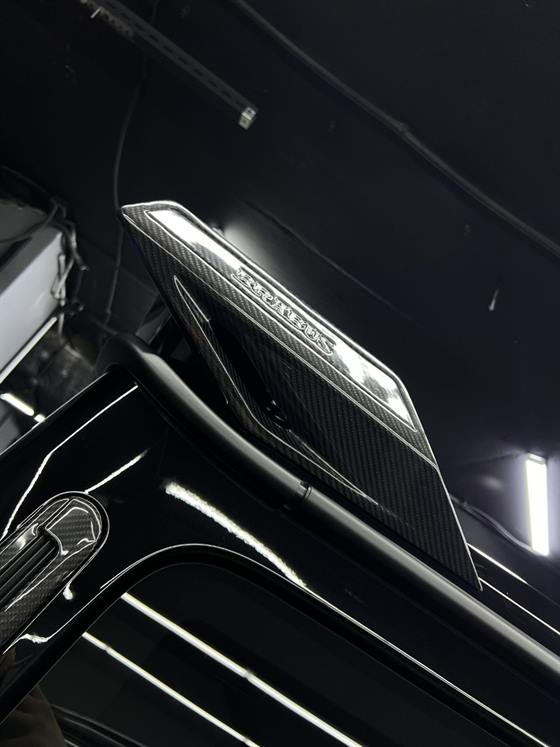 Карбоновый элемент с логотипом Brabus, макросъёмка