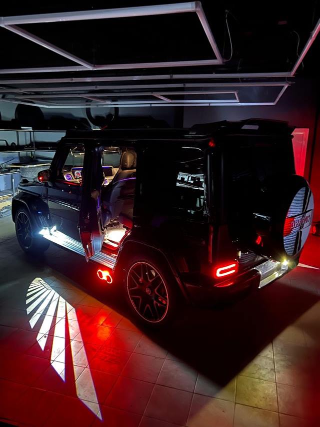 Подсветка дверей с проекцией логотипа Brabus